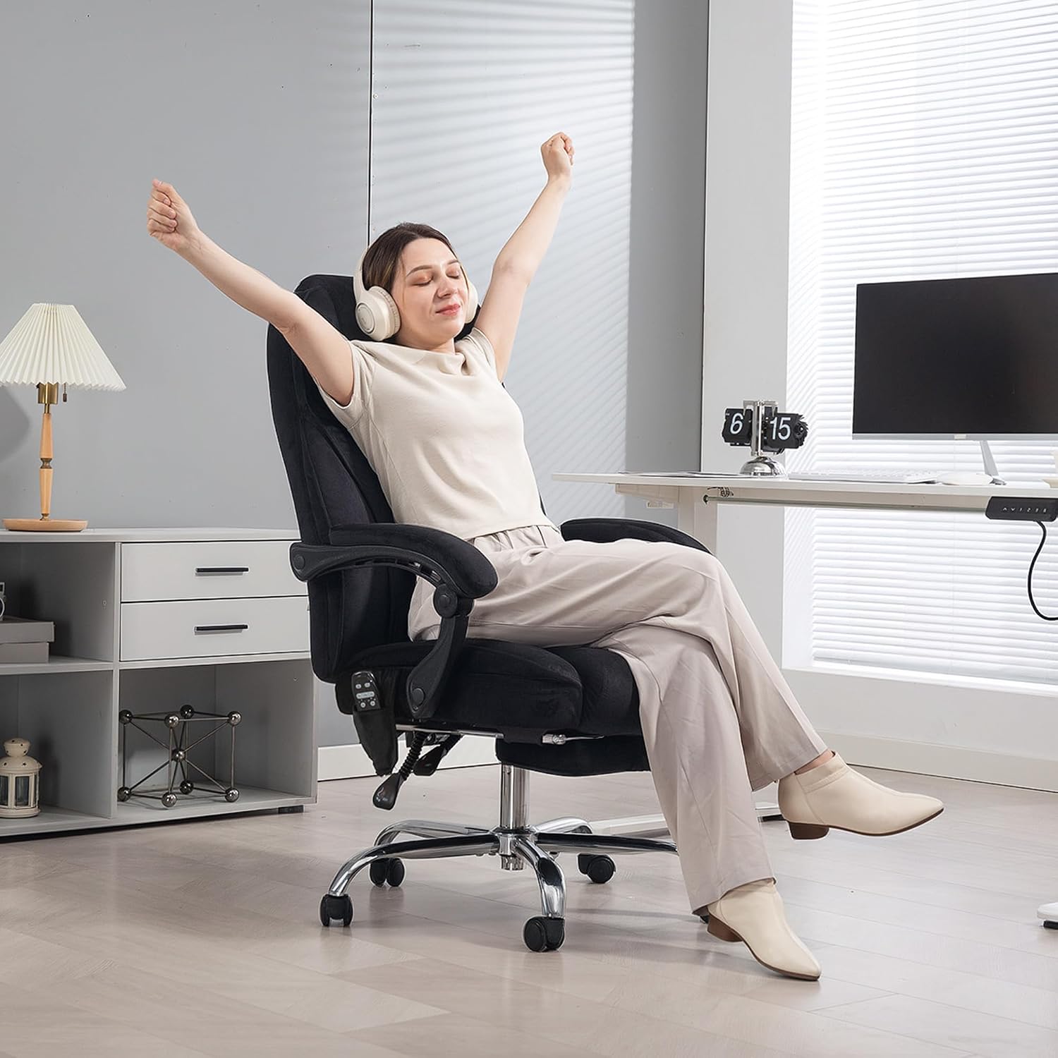 Vinsetto Massage Office Chair with Foot Rest, Executive Computer Desk Chair with 6 Vibration Point and Heat, Reclining Backrest, Swivel Wheels, Adjustable Height, Black
